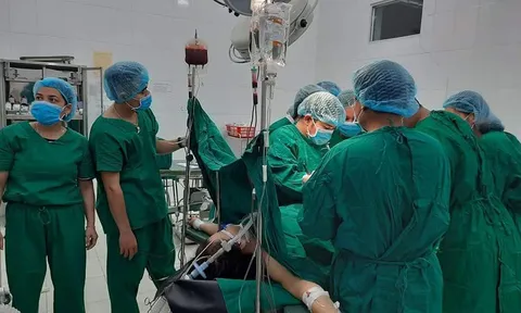 Cứu thai phụ vỡ tử cung đầu tiên ở Tây Giang